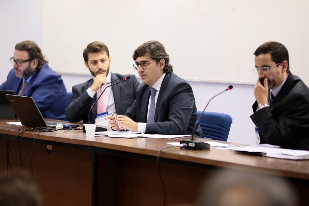 A Medida Provisória nº 703, de 18 de dezembro de 2015, que dispõe sobre os chamados “acordos de leniência”, tem despertado um acalorado debate entre juristas e interessados no aprimoramento de instrumentos de combate à corrupção, bem como na preservação de ativos necessários ao desenvolvimento econômico do país.
Em apertada síntese, de um lado alguns autores ...