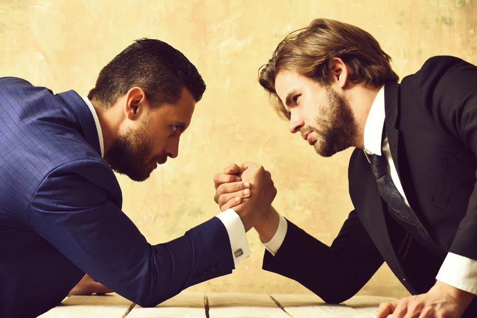 Atualmente, há vários mecanismos denominados “meios alternativos de solucionar disputas” que vêm sendo amplamente empregados no ambiente corporativo.
A busca por esses mecanismos se explica na medida em que o consenso-negociação vem ganhando ênfase. Tem-se verificado que o maior diálogo entre as partes divergentes contribui de forma mais eficiente para a solução ...