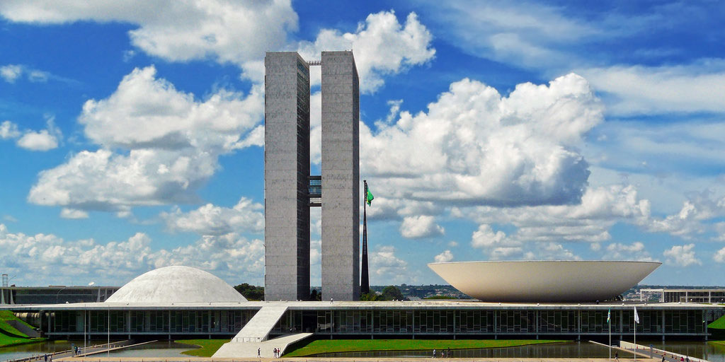 O Projeto de Lei que tramitou na Câmara dos Deputados como PL nº 6621/2016 e que agora seguirá para apreciação do Senado Federal como PLS nº 52/2013 foi modificado com o propósito de promover um retrocesso na gestão das empresas públicas e das agências reguladoras.
O texto atualmente vigente da Lei nº 13.303/2016 ...