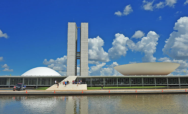 Os recentes escândalos de corrupção que atingiram o âmago das instituições brasileiras e as operações para o seu combate que ganharam destaque na mídia têm estimulado debates sobre como enfrentar o problema sistêmico da corrupção no Brasil.
Uma das propostas mais debatidas para o enfrentamento dessa crise é a reforma política. No entanto, esse tipo de iniciativa exige mudanças estruturais que merecem ...
